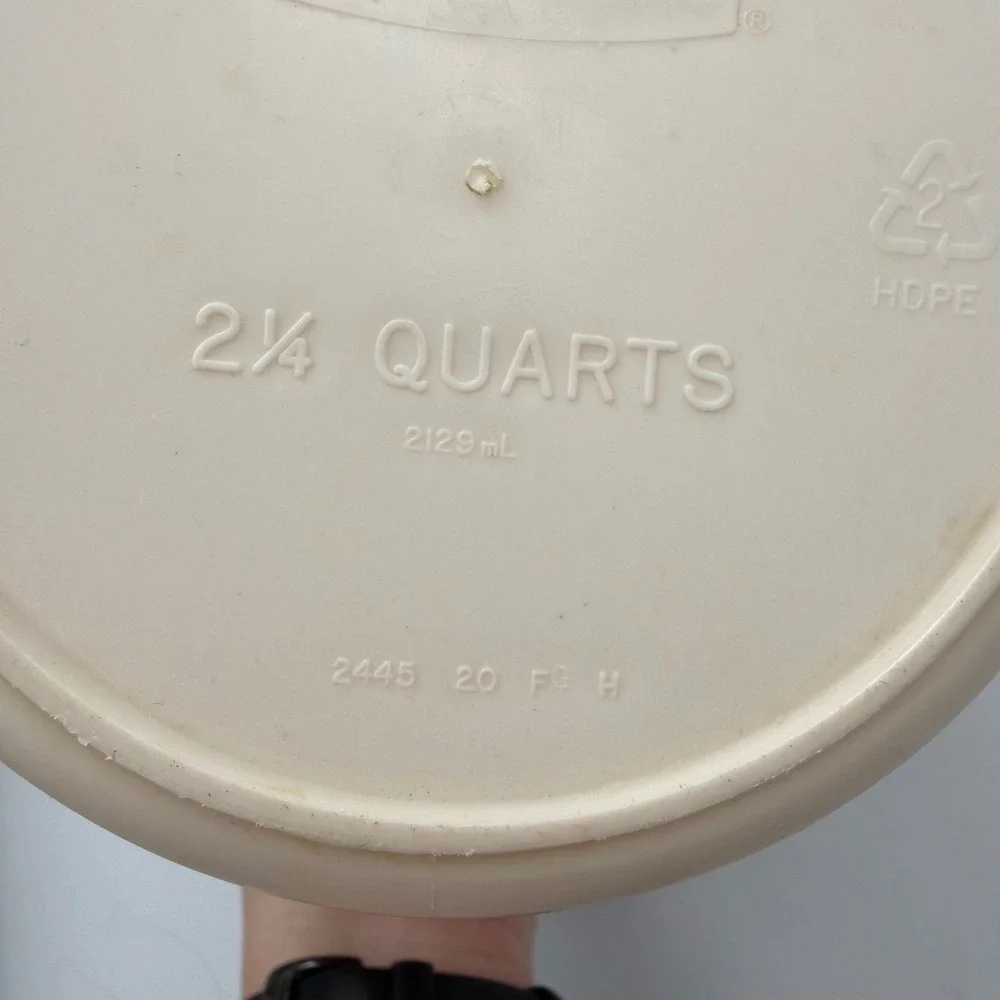 Vintage Rubbermaid Pitcher 2.25 Quart Almond Beige 2129mL Plastic Lid 2445 Retro
